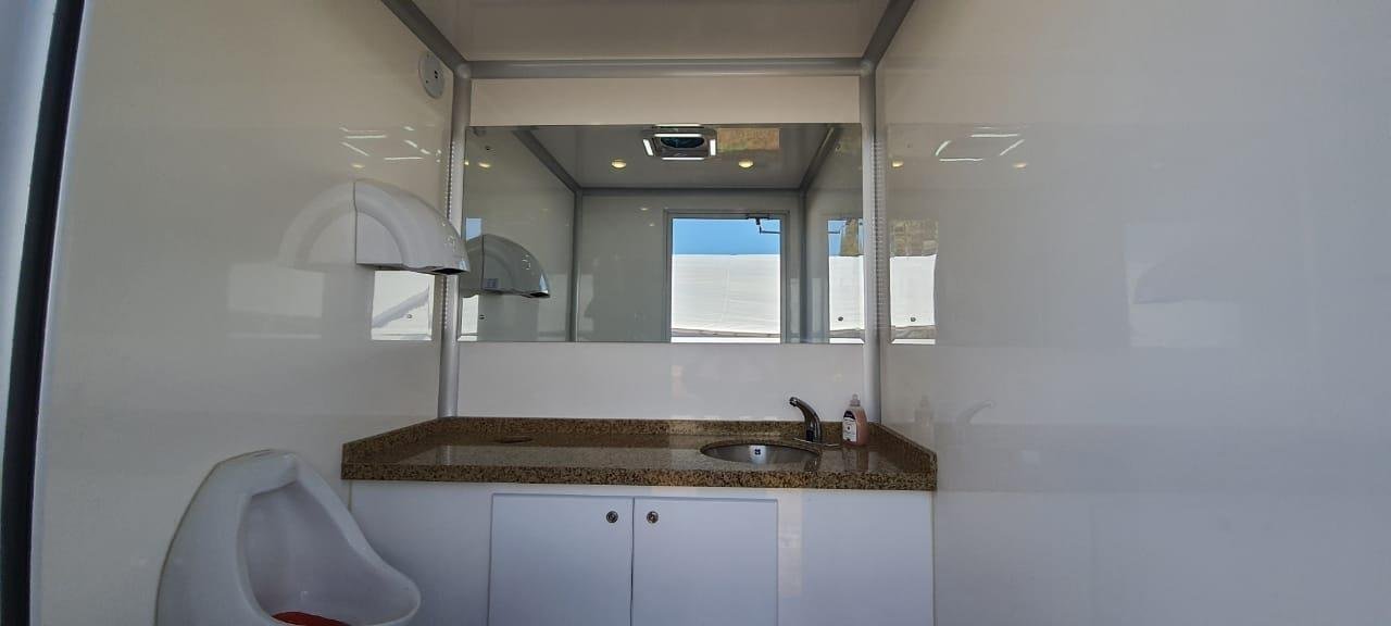 Vista lateral de trailer sanitario WC360