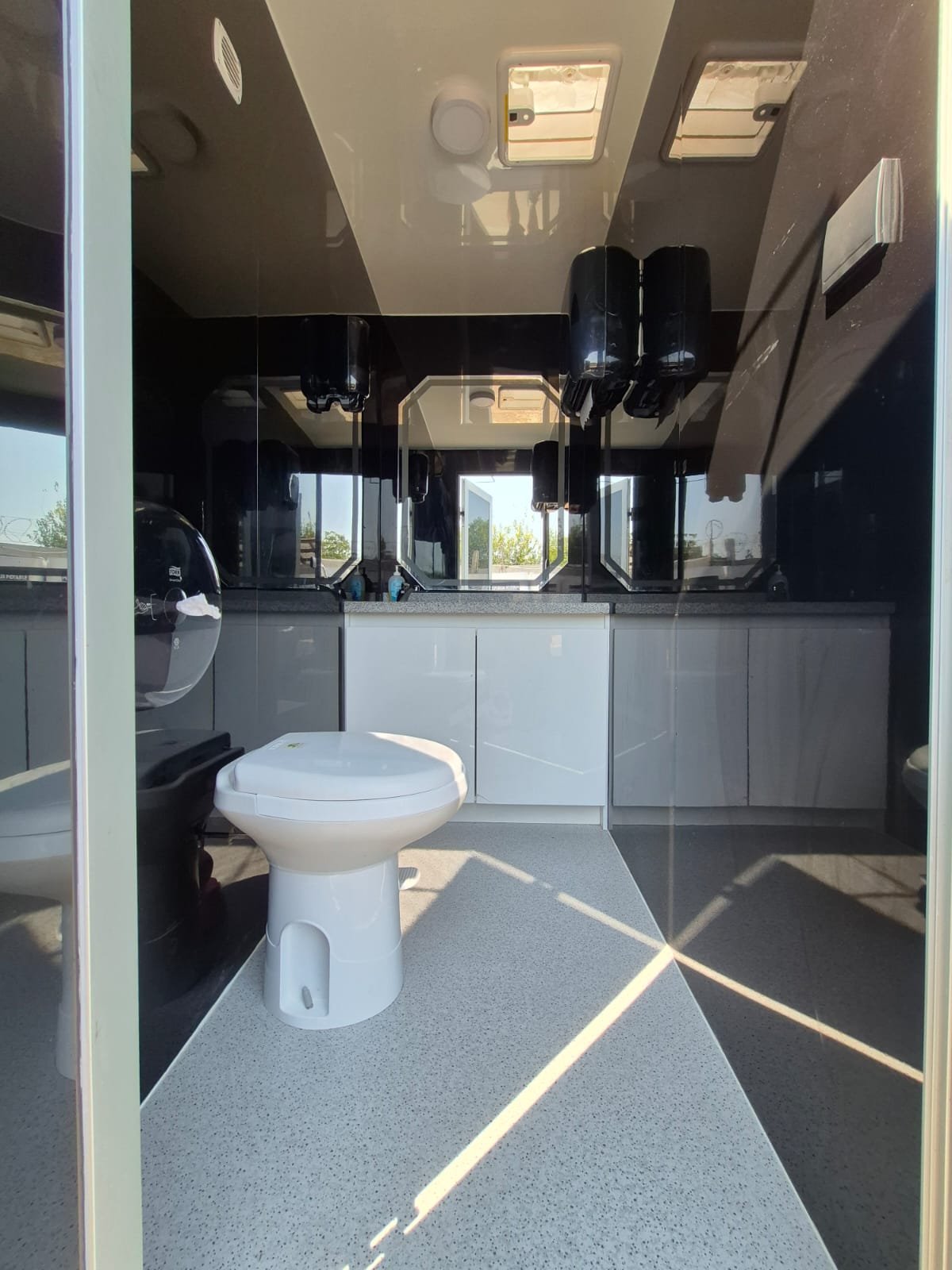 Interior de trailer sanitario WC360